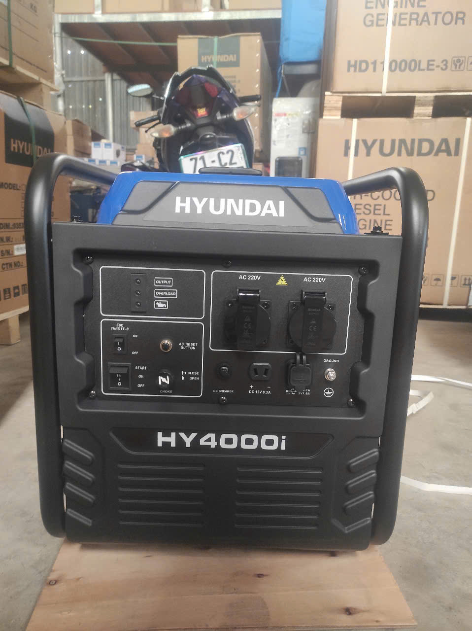Máy phát điện 4KW chạy xăng HYUNDAI HY4000I (1) Máy phát điện 4KW chạy xăng HYUNDAI HY4000I