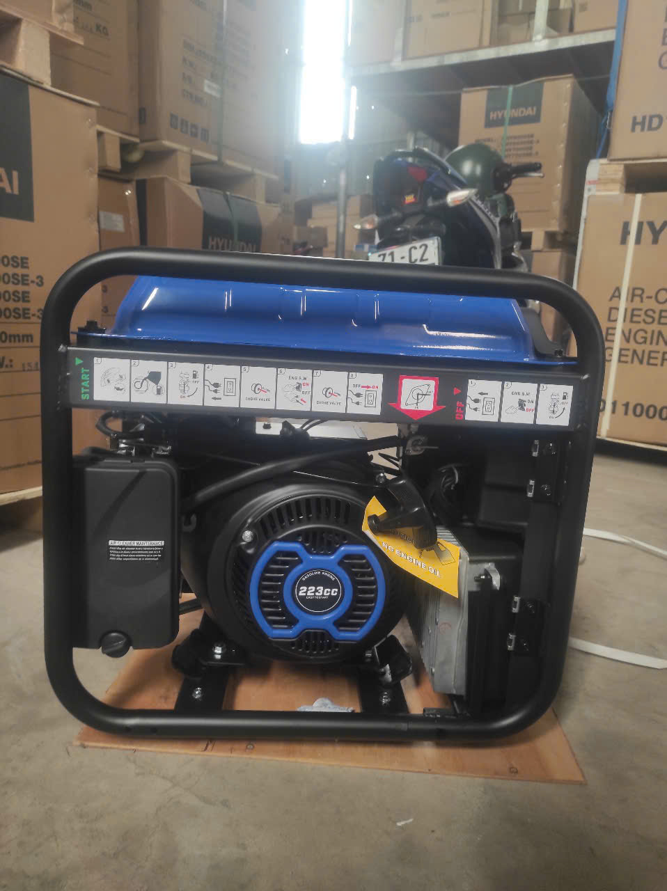 Máy phát điện 4KW chạy xăng HYUNDAI HY4000I (2) Máy phát điện 4KW chạy xăng HYUNDAI HY4000I