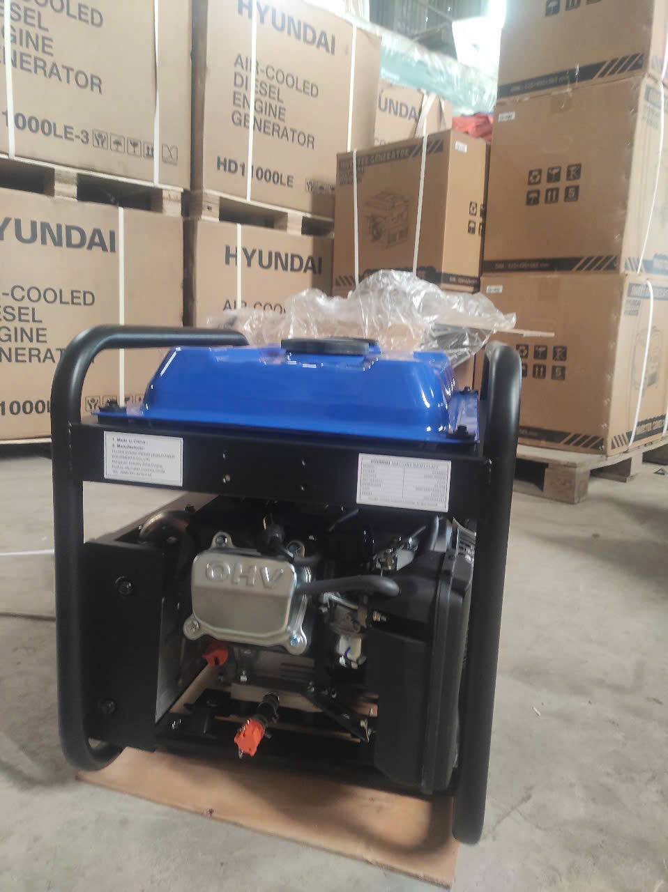 Máy phát điện 4KW chạy xăng HYUNDAI HY4000I (3) Máy phát điện 4KW chạy xăng HYUNDAI HY4000I